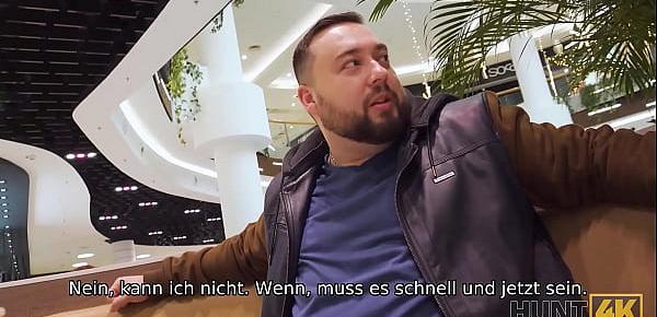 HUNT4K. Belle mit roten Haaren von Fremden in Toilette vor BF gefickt